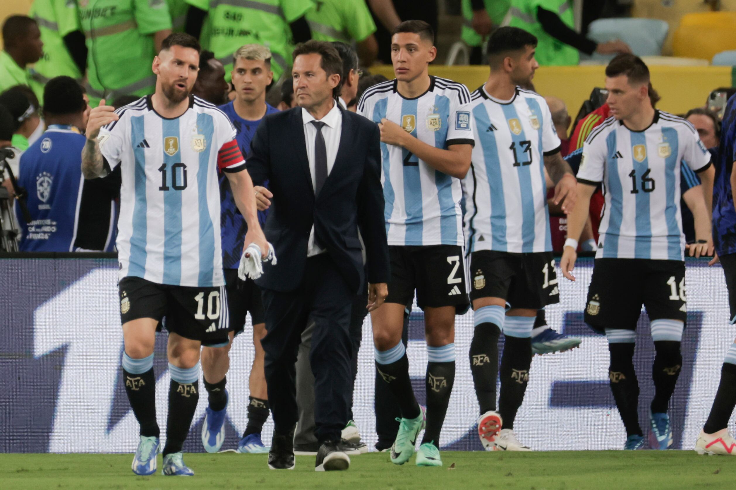 EVE5180. RÍO DE JANEIRO (BRASIL), 21/11/2023.- Lionel Messi (i) Argentina sale del campo debido a disturbios entre hinchas hoy, en un partido de las eliminatorias para la Copa Mundo de Fútbol de 2026 entre Brasil y Argentina en el estadio Maracaná en Río de Janeiro (Brasil). EFE/ Antonio Lacerda
