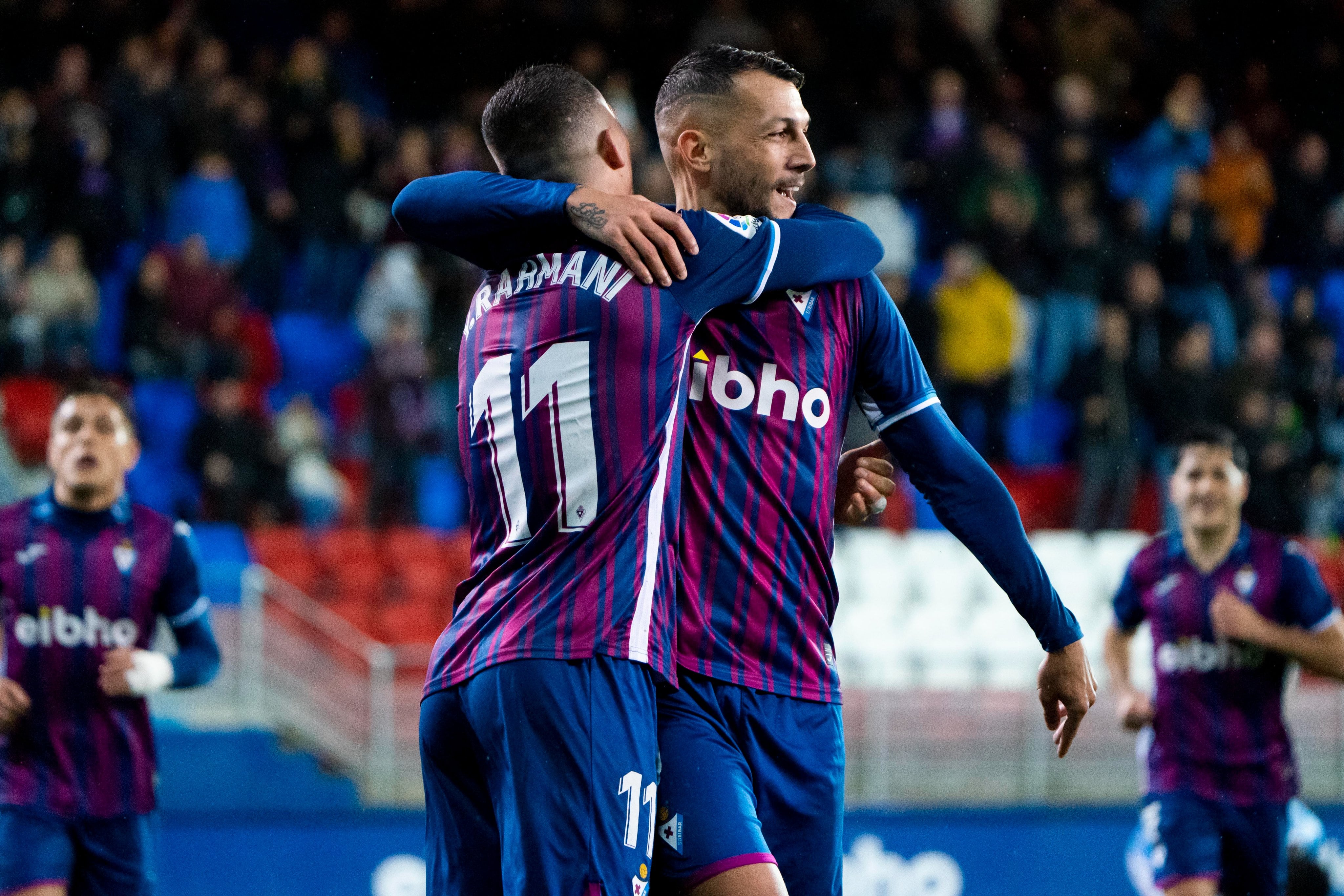 Stoichkov y Yanis celebran el tanto del gaditano ante el Ibiza