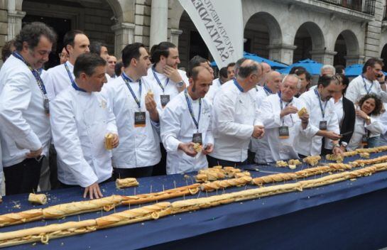 Cocineros como Joan Roca, Juan Mari Arzak o Karlos Arguiñano ayudador a preparar y repartir el bocadillo gigante.