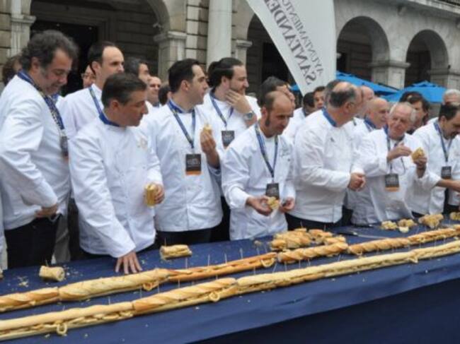 Cocineros como Joan Roca, Juan Mari Arzak o Karlos Arguiñano ayudador a preparar y repartir el bocadillo gigante.