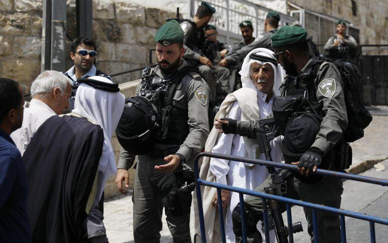 Varios palestinos intentan cruzar un puesto de seguridad israelí junto a la Puerta del León en el casco viejo de Jerusalén.