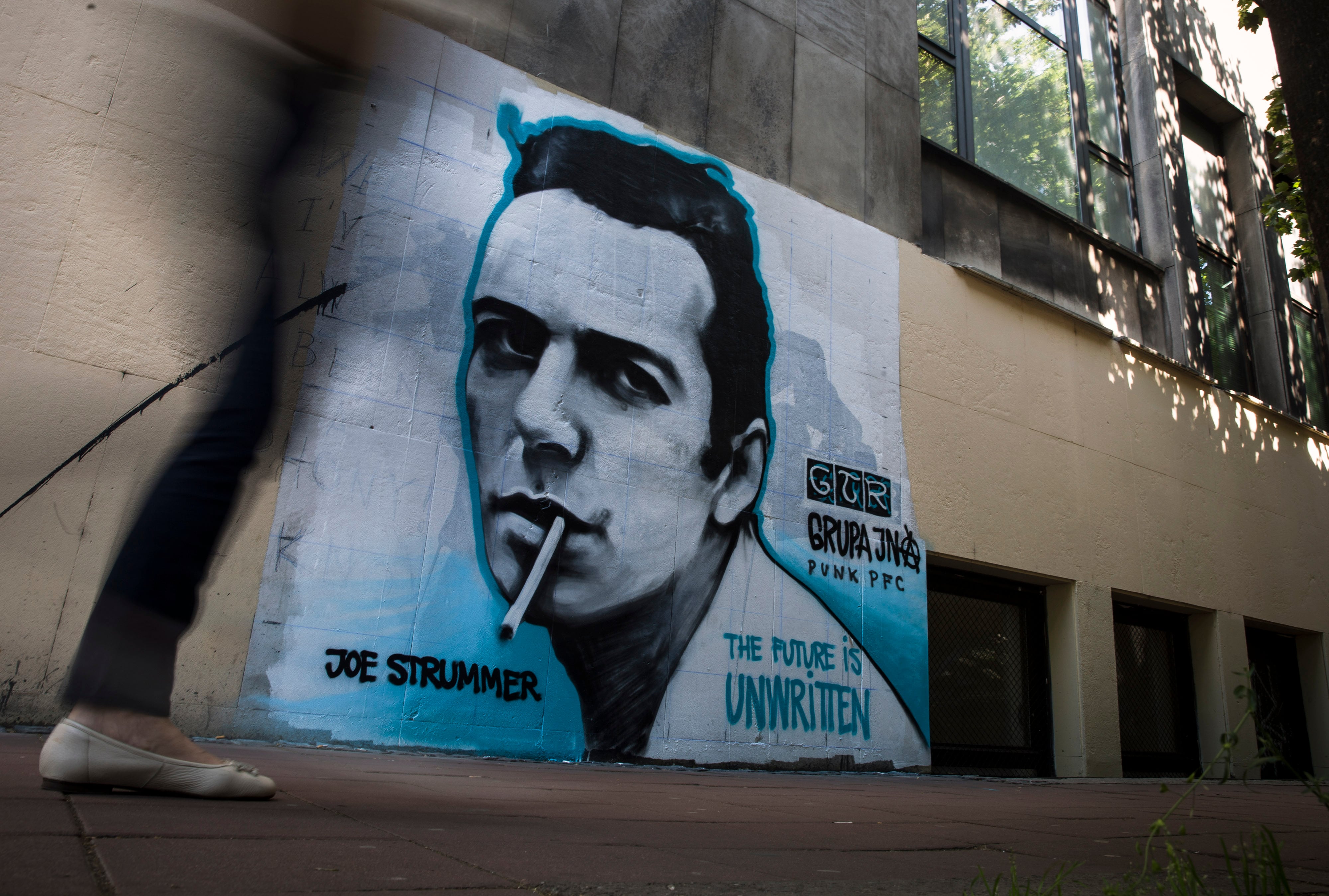 Mural de Joe Strummer pintado en las calles de Belgrado