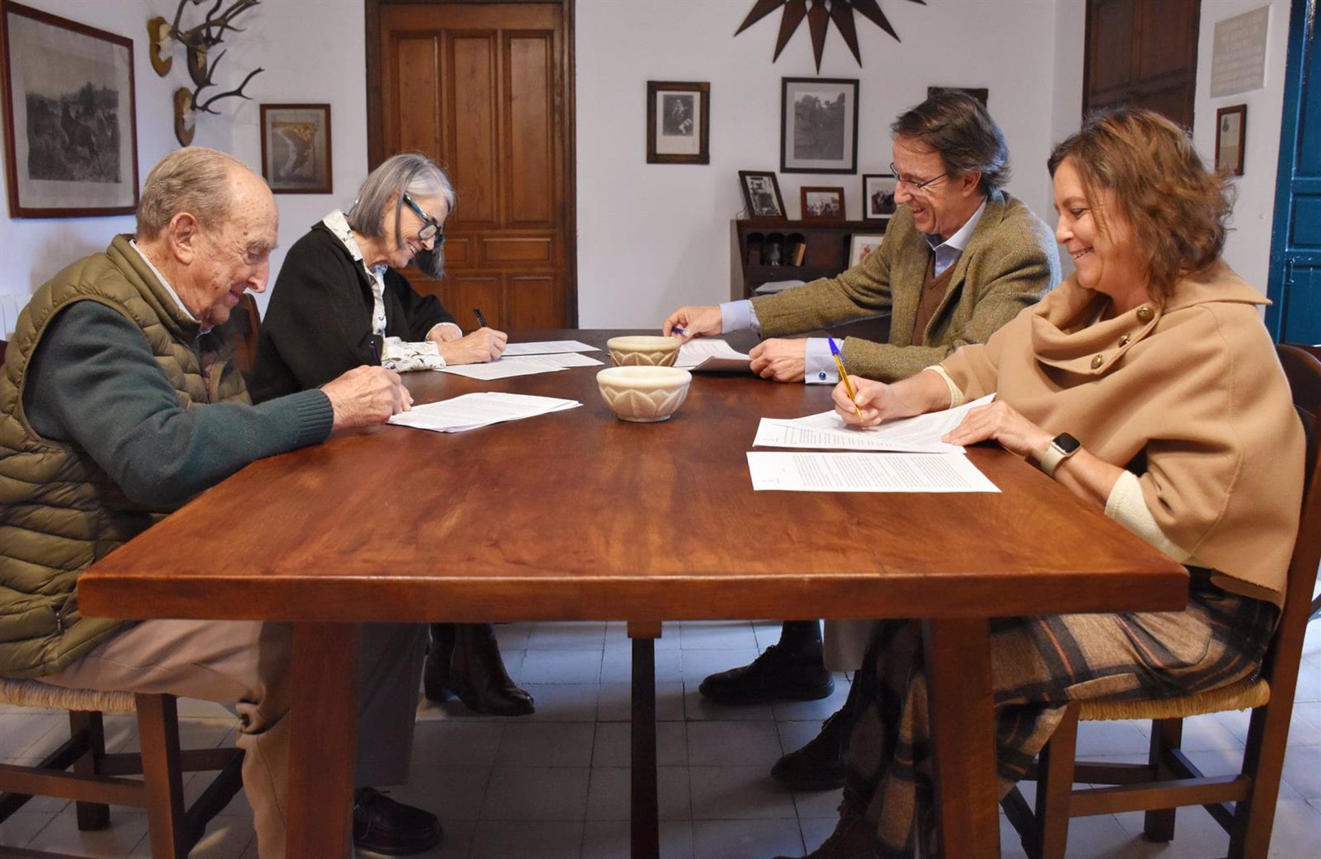 Firma del convenio de colaboración entre la Junta de Andalucía  y  la familia González-Gordon