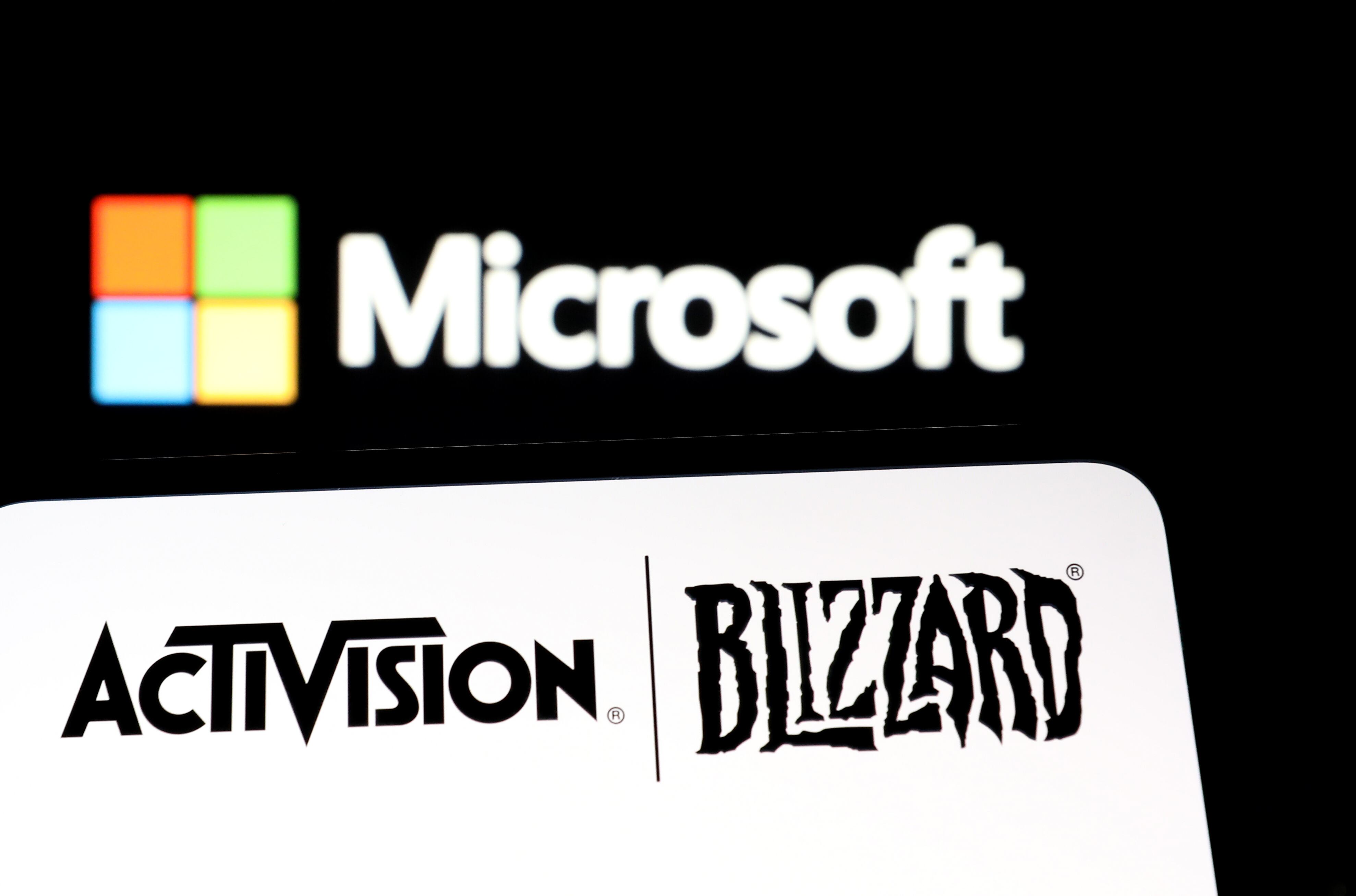 Montaje con los logos de Activision y Microsoft