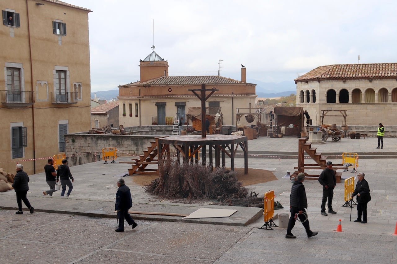 La plaça dels Apòstols durant la gravació de la sèrie &quot;Mrs. Davis&quot;, novembre del 2022