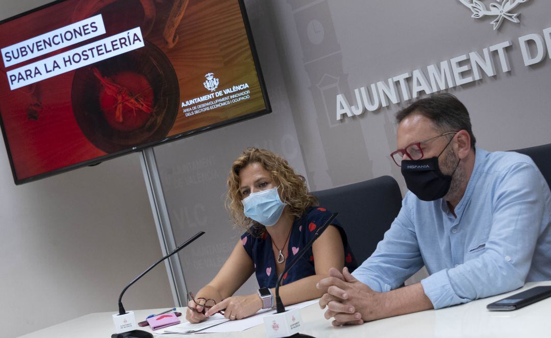 La concejal Pilar Bernabé y el presidente de la Federación de Hotelería, Manuel Espinar