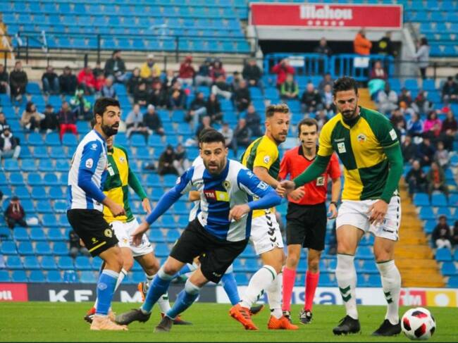 Carlos y Benja, en una acción del partido ante Sabadell