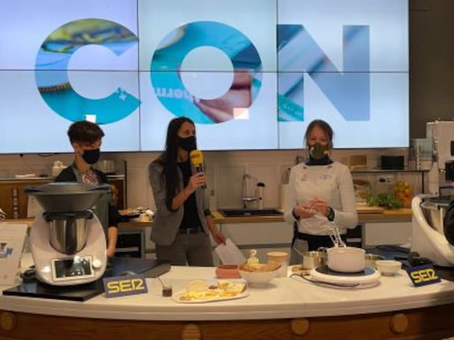 Zuriñe García, del Andra Mari, a la derecha de la imagen, con Azul Tejerina, en el centro y María Mora. de La Manducateca, a la izquierda en Bilbao Degusta