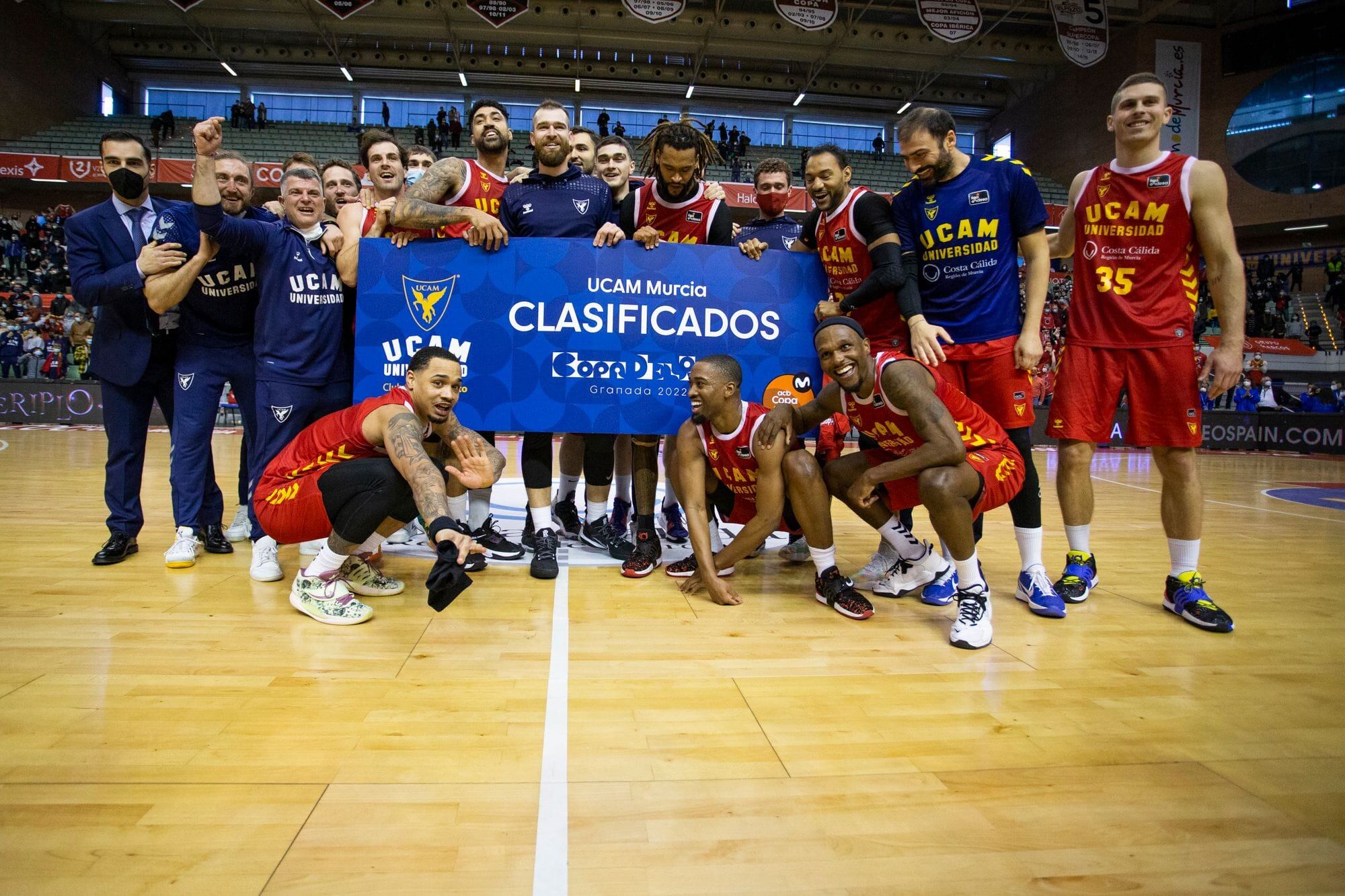 La plantilla del UCAM Murcia CB celebra el pase a Copa del Rey