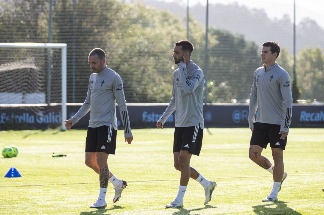 Aspas, Brais y Mina durante un entrenamiento en A Madroa