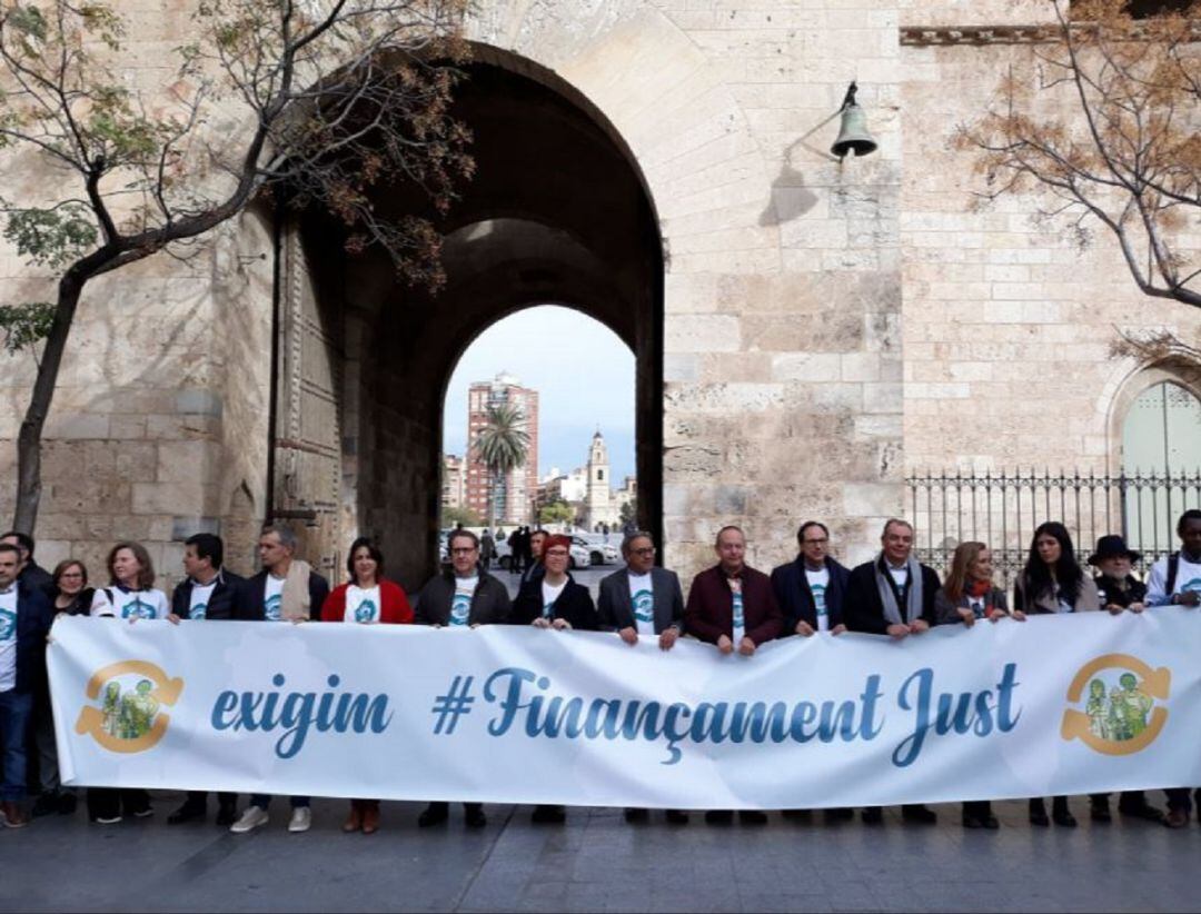 Cadena humana per un finançament just