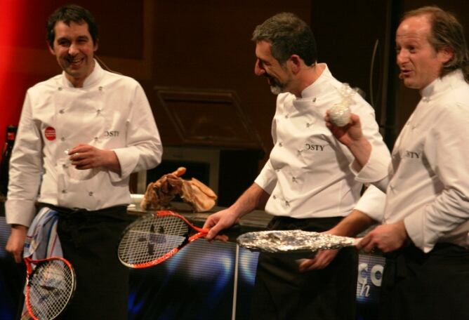 Los cocineros Javier Olleros, Pepe Solla y Xosé Cannas han hablado de la gastronomía gallega en el Fòrum Gastronòmic de Girona. Para finalizar su ponencia lanzaron "conceptos" y cenas gratis a golpe de raqueta.