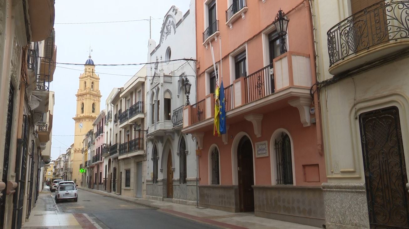 Ayuntamiento de Rafelcofer con las banderas a media asta.