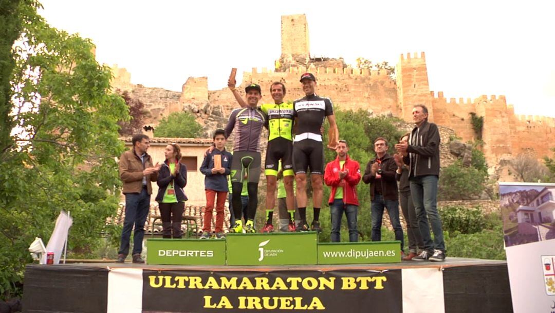 Podium Ultramaraton BTT en 2019 con el castillo de La iruela como fondo