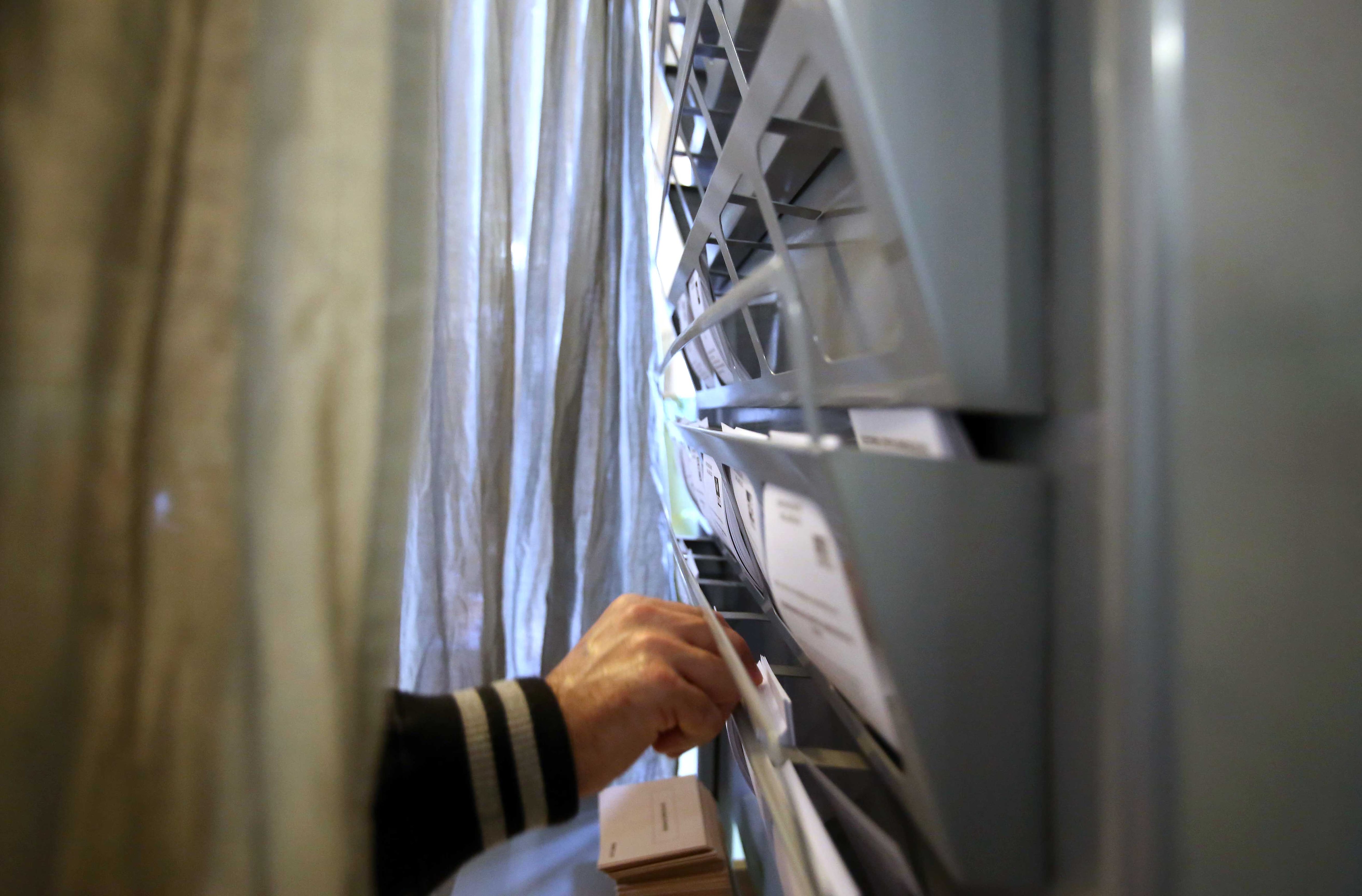 Un elector escoge su papeleta en un colegio electoral de Valladolid