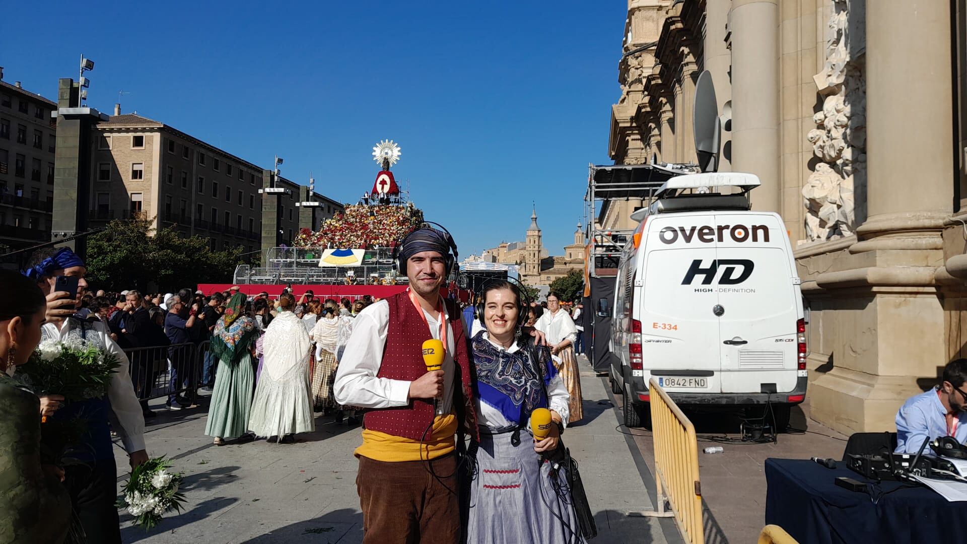 Pilar y Fabián posan antes de salir a la plaza a entrevistar a los oferentes