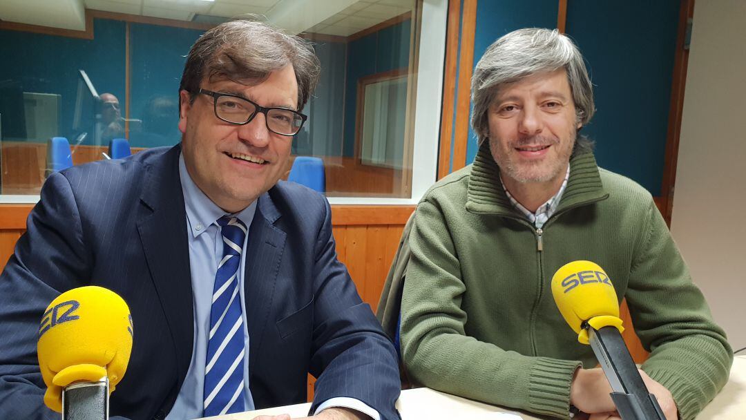 Pablo de Castro y Carlos Pajares en el estudio de Radio Santander