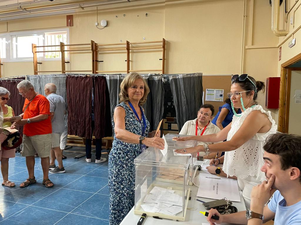 María Luisa del Moral, candidata del PP al congreso por la provincia de Jaén, durante su votación este domingo electoral