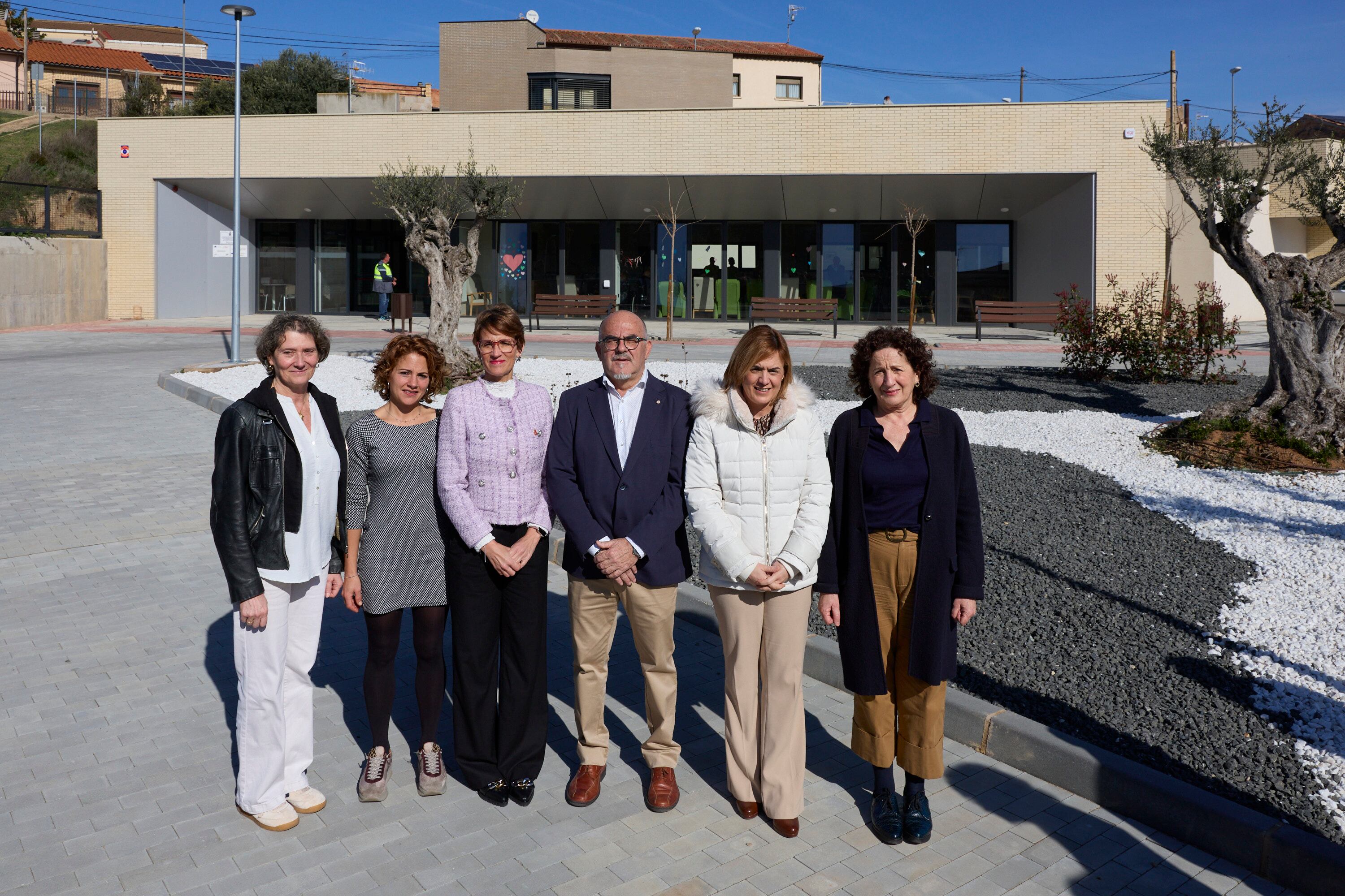 De izquierda a derecha: la directora gerente de la ANADP, Inés Francés; la directora del centro, Anyuri Gorjón; la Presidenta Chivite; el alcalde de Murchante, Macario Jarauta; la delegada del Gobierno en Navarra, Alicia Echeverría; y la consejera Maeztu