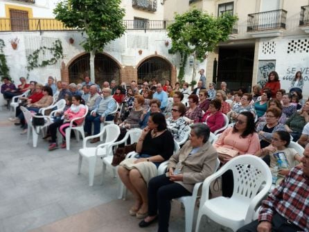 Público asistente, en la Plaza de la Constitución