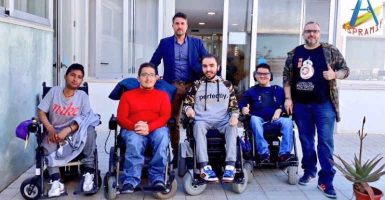 Miembros de Aspramif (Asociación para la Promoción y Atención a Personas con Discapacidad Física y Orgánica) y del Inter de Jaén Club de Fútbol.