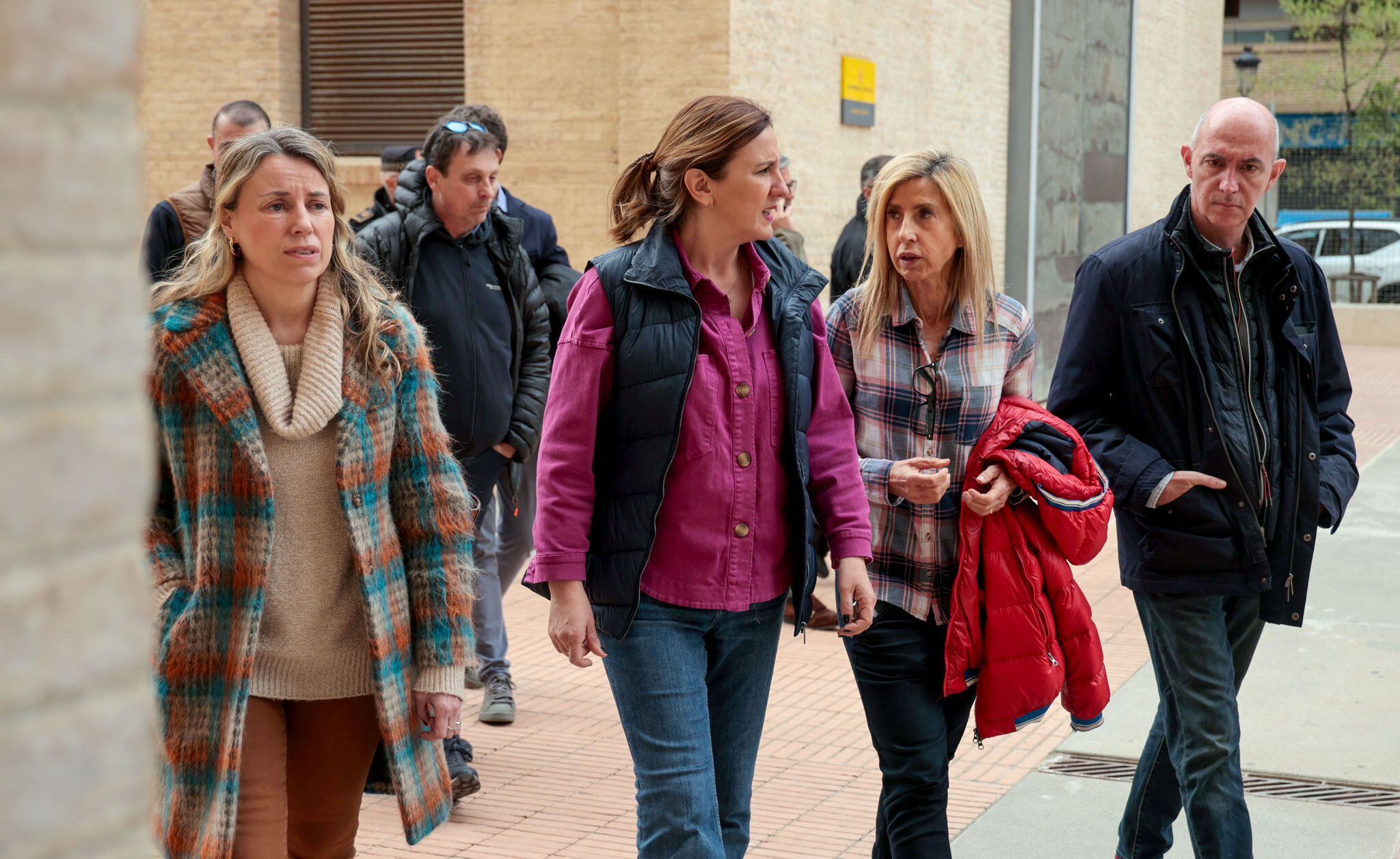 La alcaldesa de València, María José Catalá, ha visitado este domingo el centro de atención a los afectados del incendio.