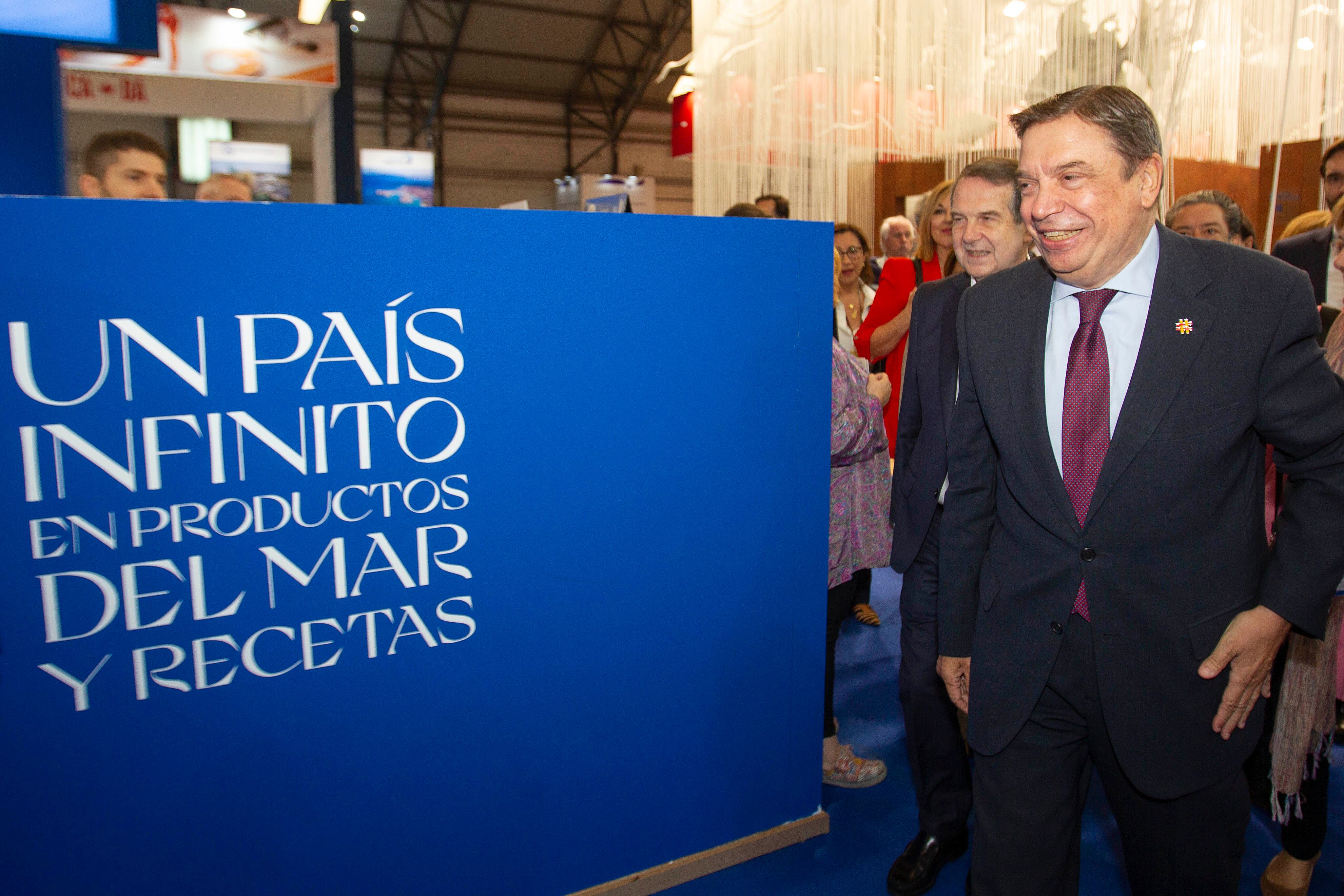 VIGO, 06/10/2022.- El ministro de Pesca Luis Planas, que visitó este jueves en Vigo la Feria Internacional de Productos del Mar Congelados CONXEMAR ha anunciado que La Comisión Europea ha rectificado y permitirá la pesca de arrastre hasta 400 metros de profundidad en 87 polígonos del Atlántico en los que había decidido vetarla para proteger los ecosistemas marinos vulnerables. EFE / Salvador Sas
