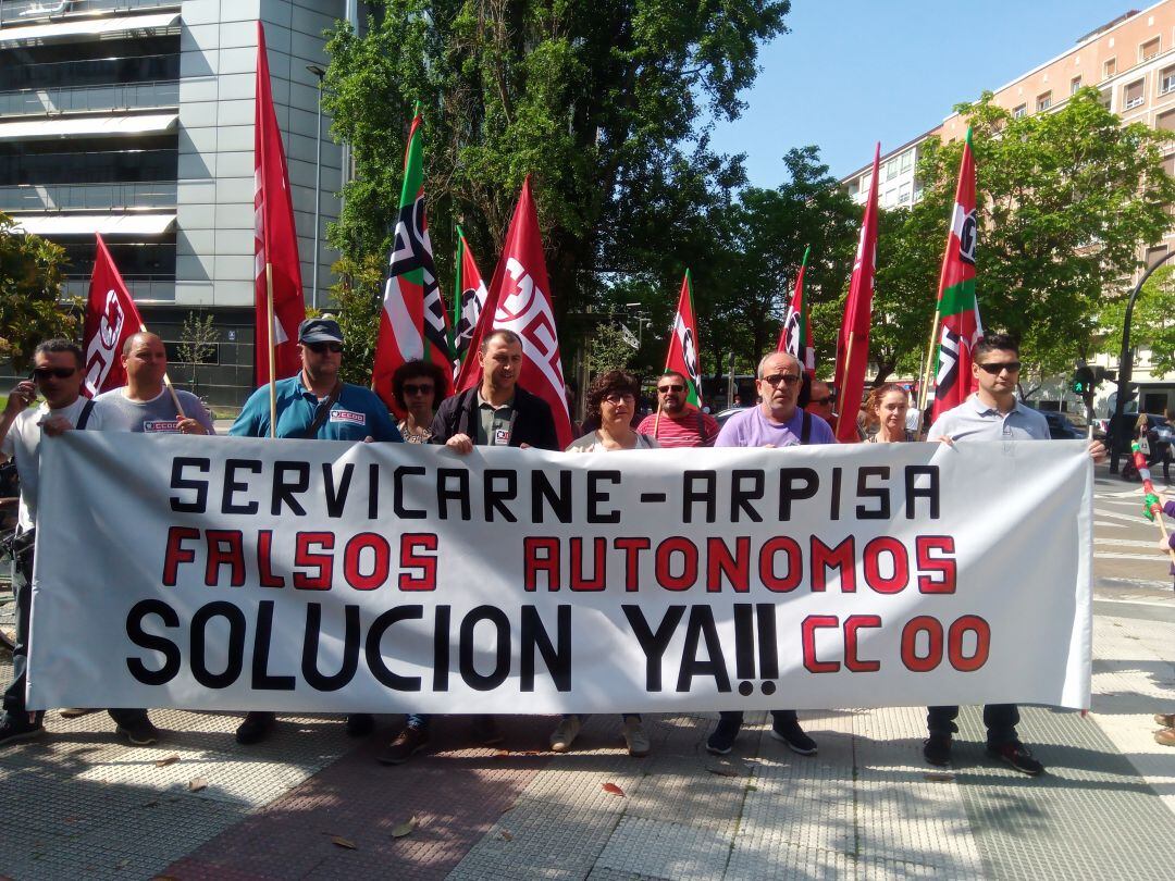 Trabajadores de Arpisa se concentran frente a los juzgados de Vitoria para denunciar la situación de 120 falsos autónomos de la compañía