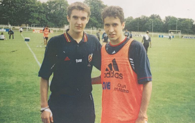 Elías todavía conserva fotos de su época 