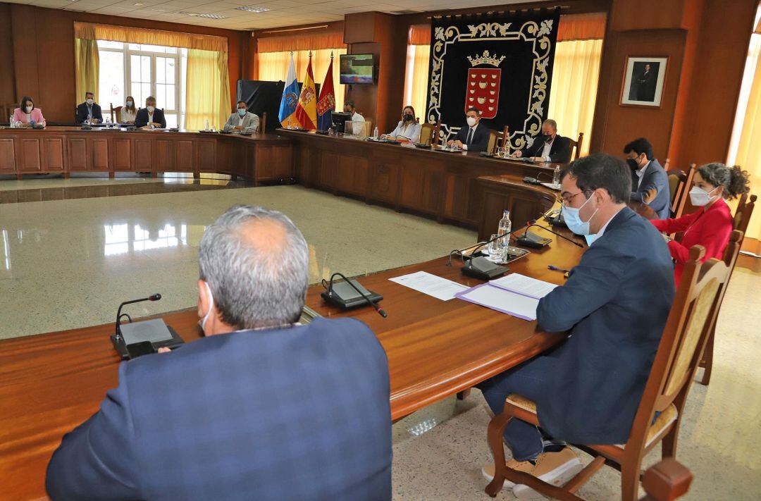 El consejero de Cultura del Cabildo de Lanzarote, exponiendo los motivos para nombra a Ico Arrocha &quot;Hijo Predilecto&quot;.