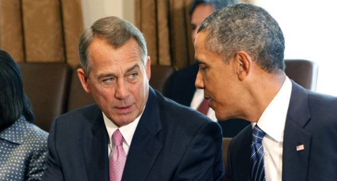 El presidente estadounidense, Barack Obama, habla con el presidente de la Cámara de Representantes de EEUU, John Boehner, durante su reunión con los líderes republicanos y demócratas del Congreso