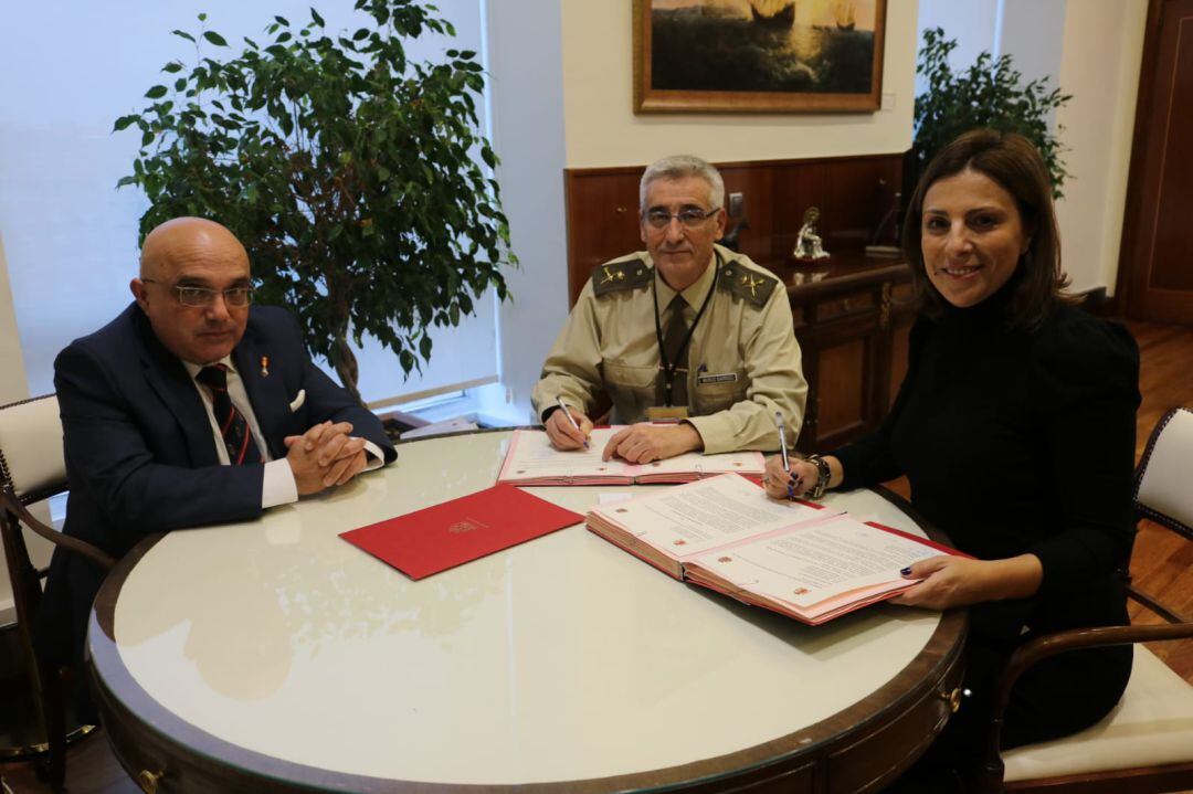 El documento se ha firmado en Madrid con la presencia de la alcaldesa de Ronda, Mª Paz Fernández, el primer teniente de alcalde, Jesús Vázquez y el General de Brigada del Cuerpo de Ingenieros Politécnicos del Ejército de Tierra, Juan Emilio Muñoz Garrido.