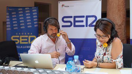 Juncal Roldán, directora de Hoy por hoy Castilla-La Mancha junto a Teodoro León Gross, el moderador de la primera ponencia del foro: España, país de Quijotes