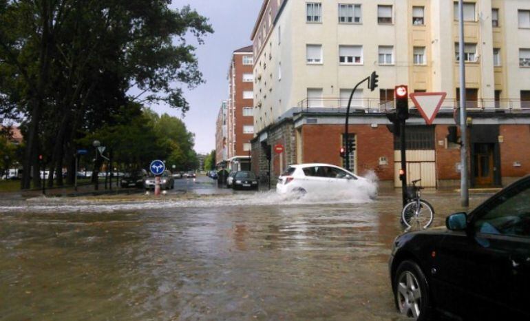 Una calle de Vitoria anegada tras la tromba de agua caída en agosto del año pasado