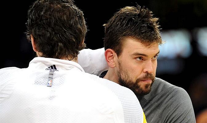 Pau y Marc Gasol se saludan antes del partido