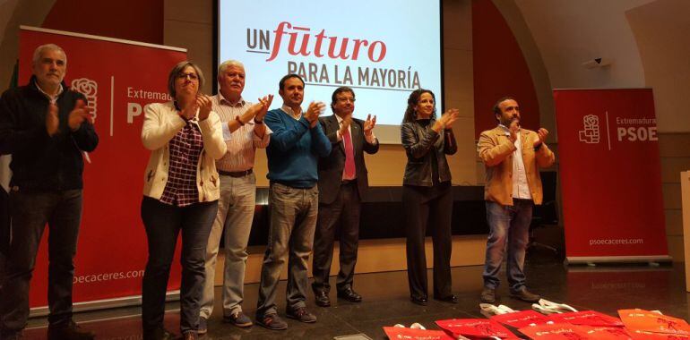 Vara junto a candidatos y dirigentes del partido