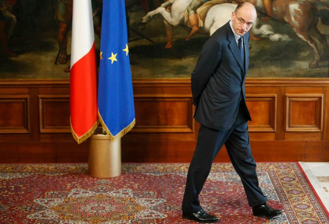 El primer ministro italiano, Enrico Letta, camina antes de una reunión en el Palacio Chigi en Roma