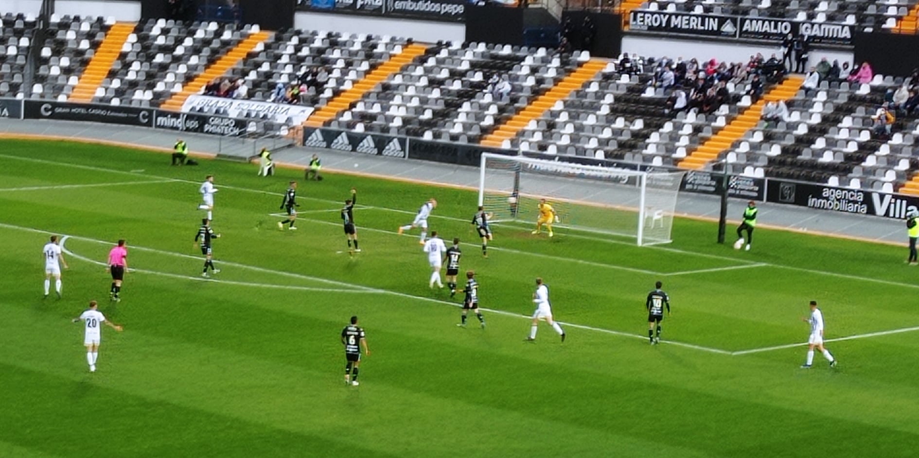 Momento del espléndido cabezazo de Gorka Santamaría que adelantaba al CD Badajoz ante el Deportivo de la Coruña con el 1-0.