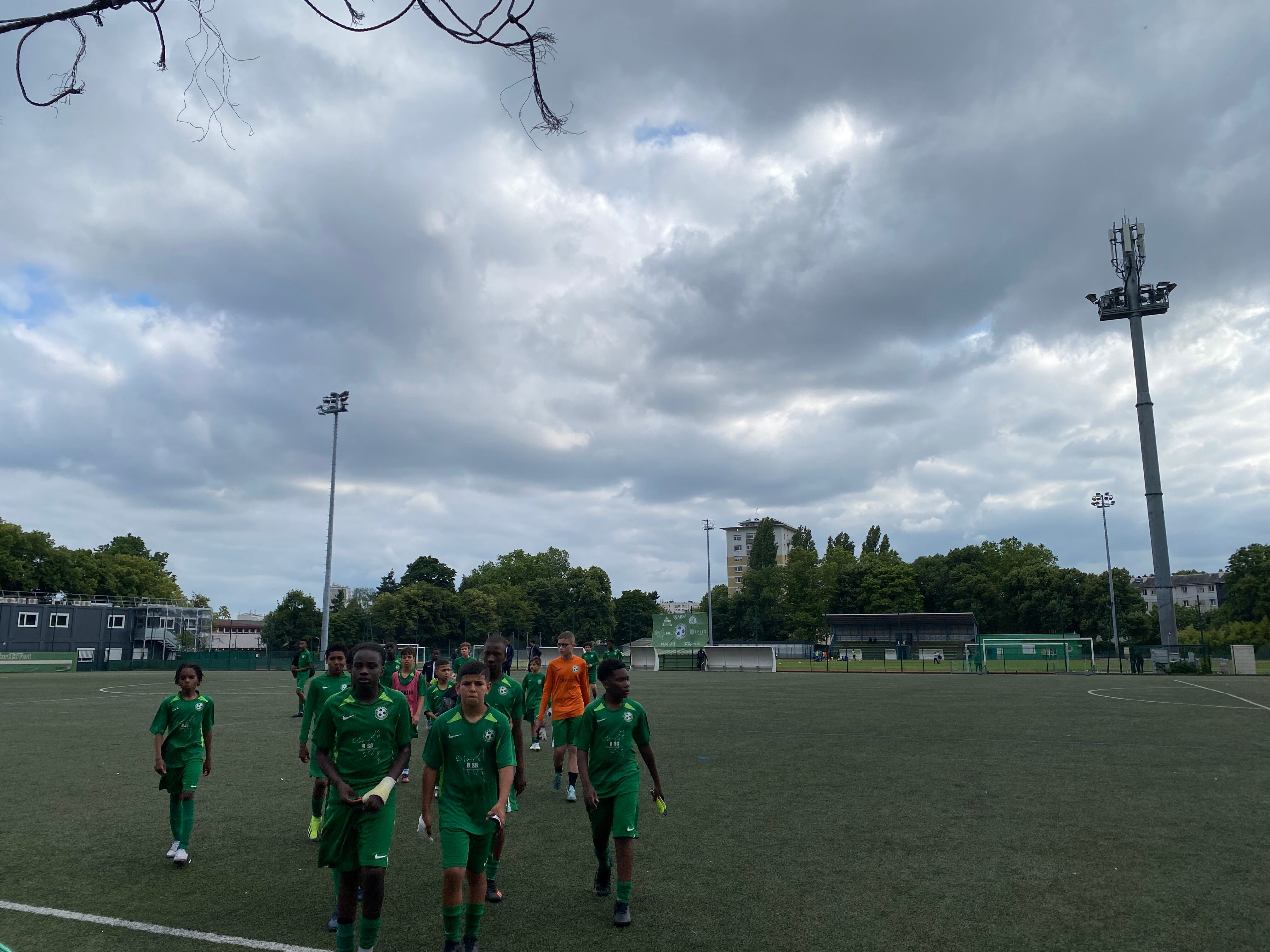 Chicos del club de fútbol de Bondy de ocho y nueve años, terminando un partido de entrenamiento