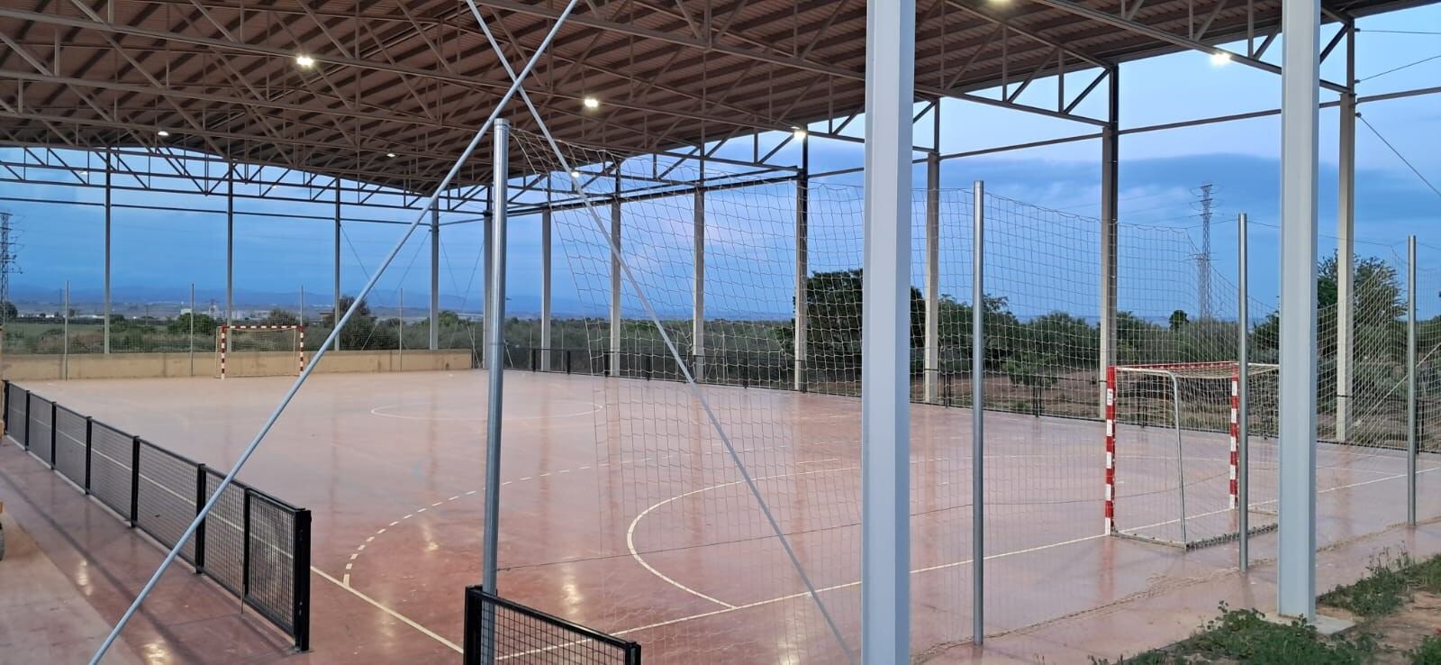 La pista polideportiva de Esplús dispone de un nuevo sistema de iluminación