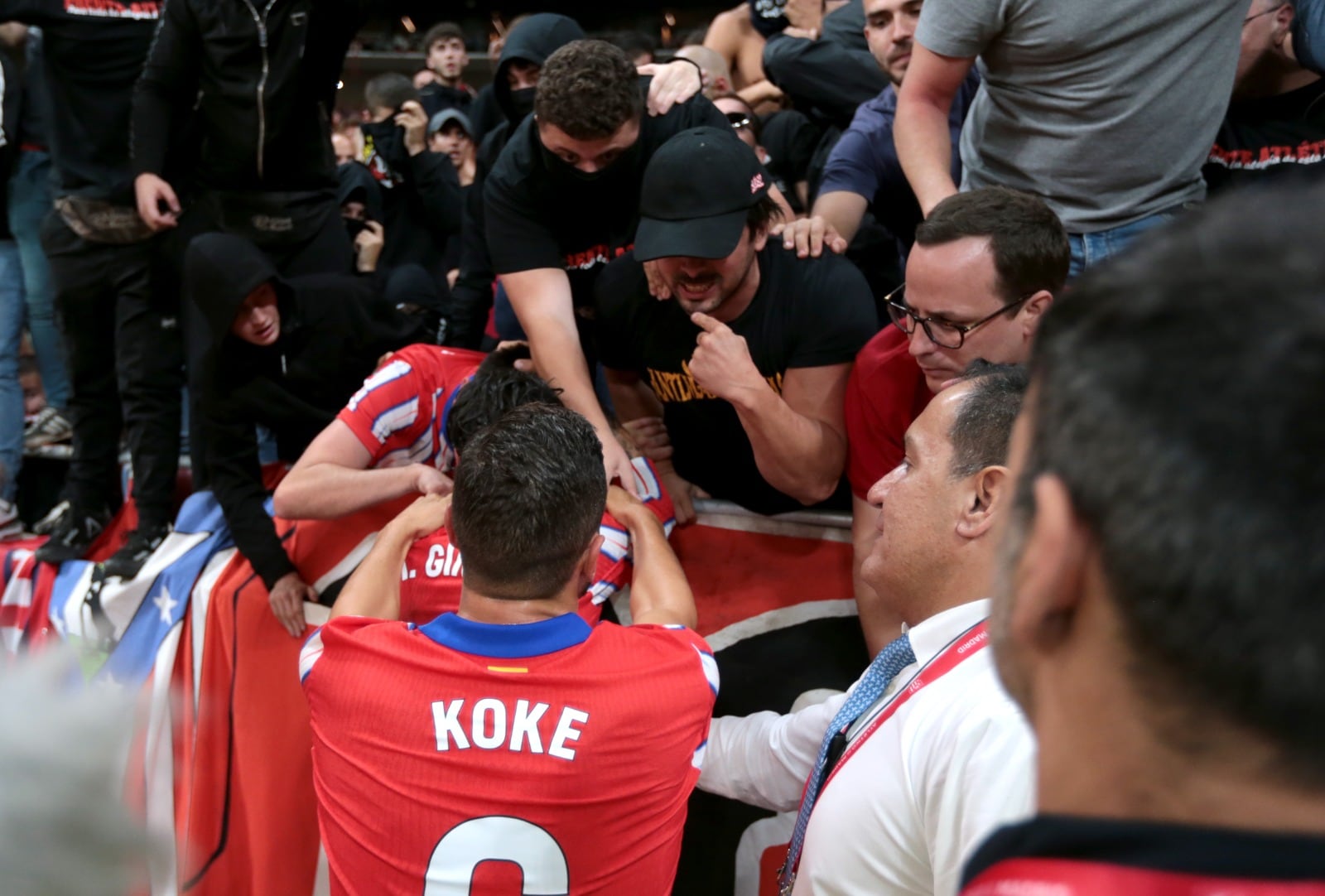 Koke y Giménez, junto a la grada ultra del Metropolitano en el derbi madrileño