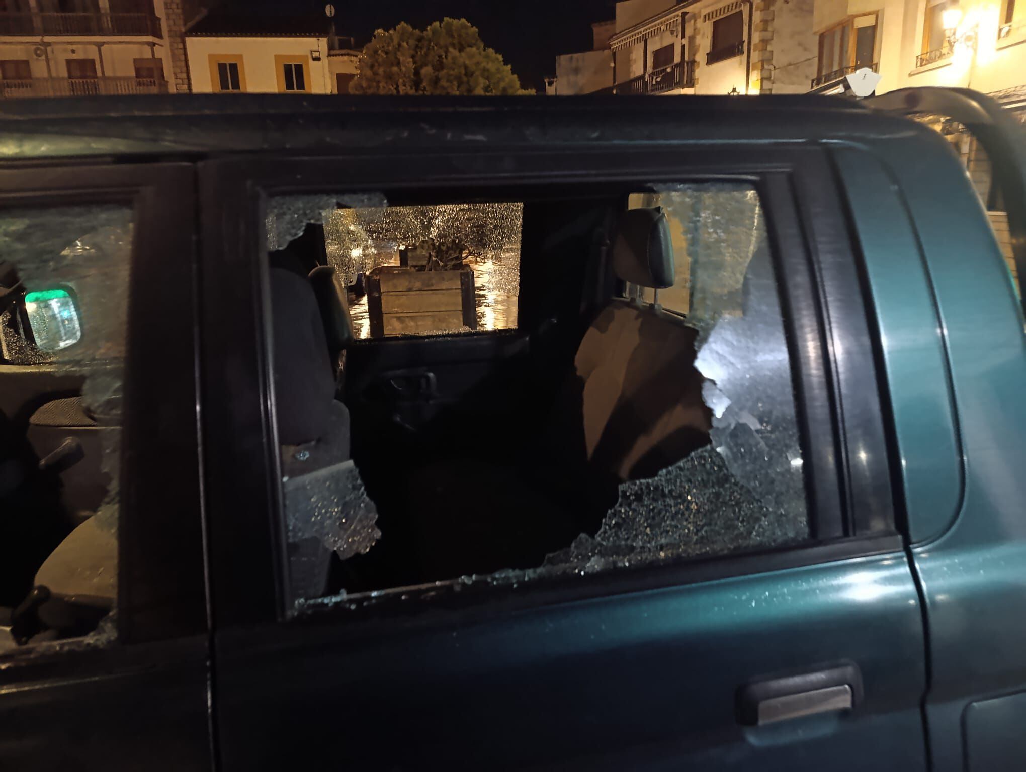 Imágenes del coche consistorial vandalizado en El Real de San Vicente