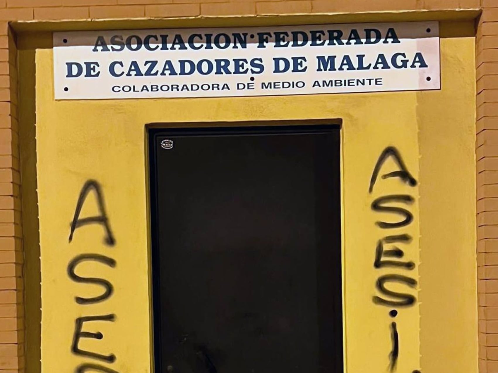 Las pintadas aparecieron en la sede de la Asociación Federada de Cazadores de Málaga el pasado fin de semana