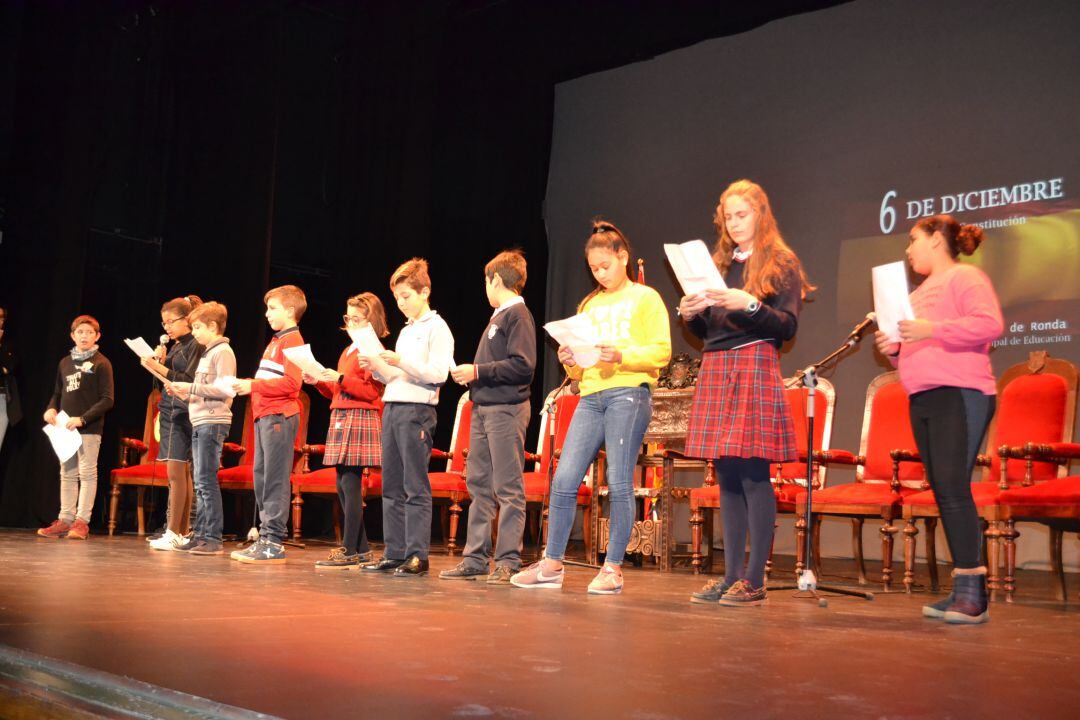 Alumnos rondeños durante el acto institucional en el teatro municipal