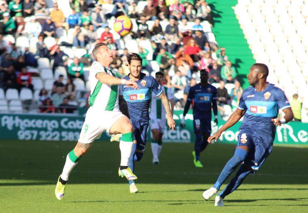 El jugador del Elche Néyder, a la derecha, ve a Piovaccari controlar el balón