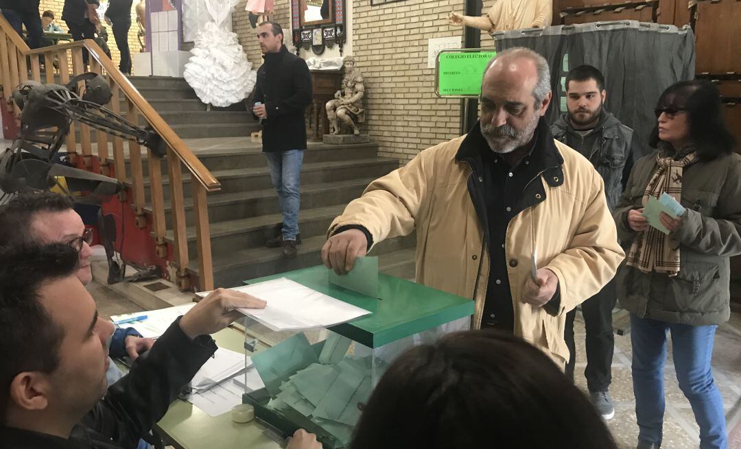 Un hombre vota en la Escuela de Arte &#039;José Nogué&#039;.