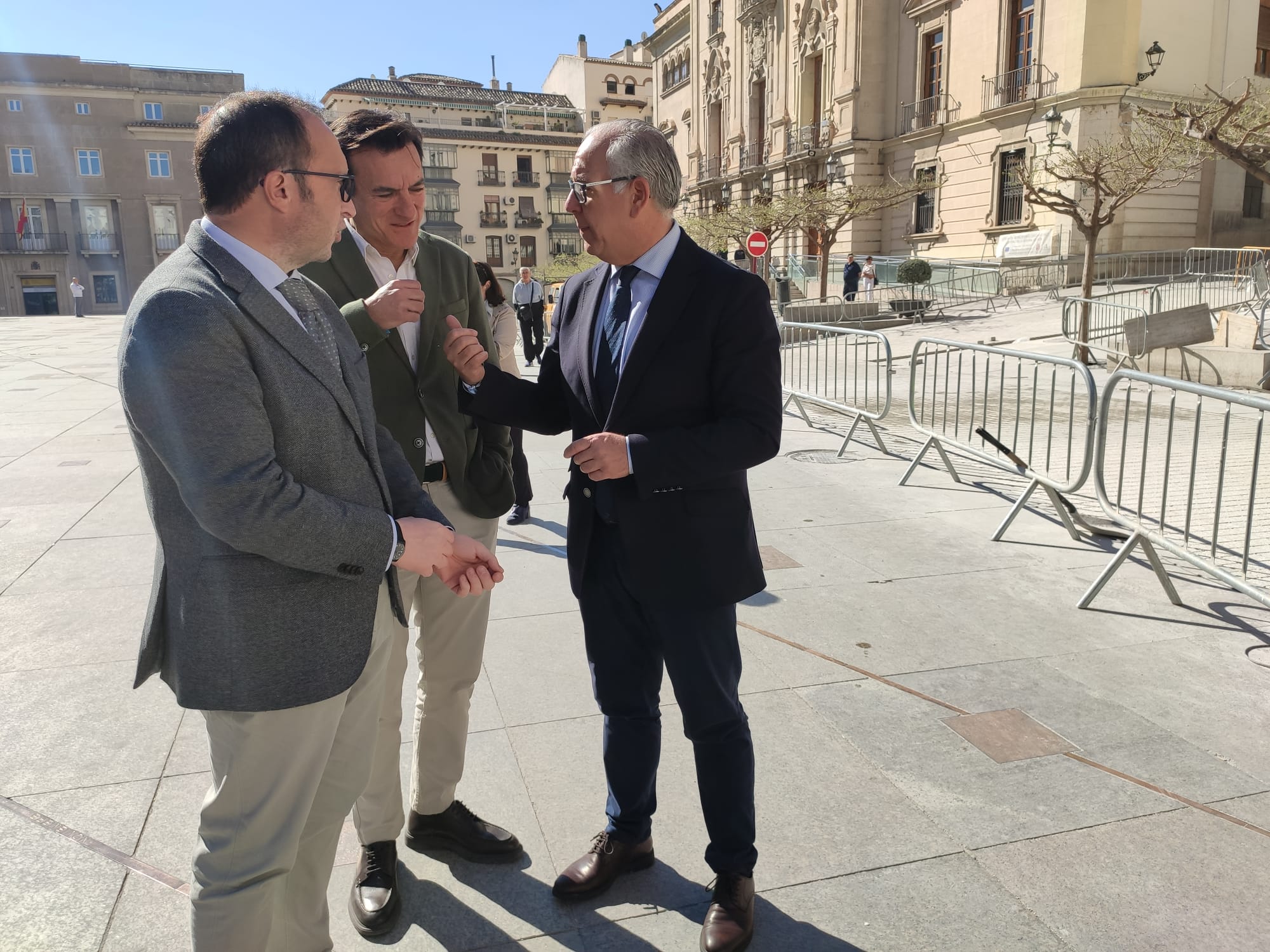 El delegado territorial de Turismo, Cultura y Deporte, José Ayala; el actual candidato del PP a la alcaldía de Jaén, Agustín González; y Jesús Estrella, delegado del gobierno andaluz en Jaén.