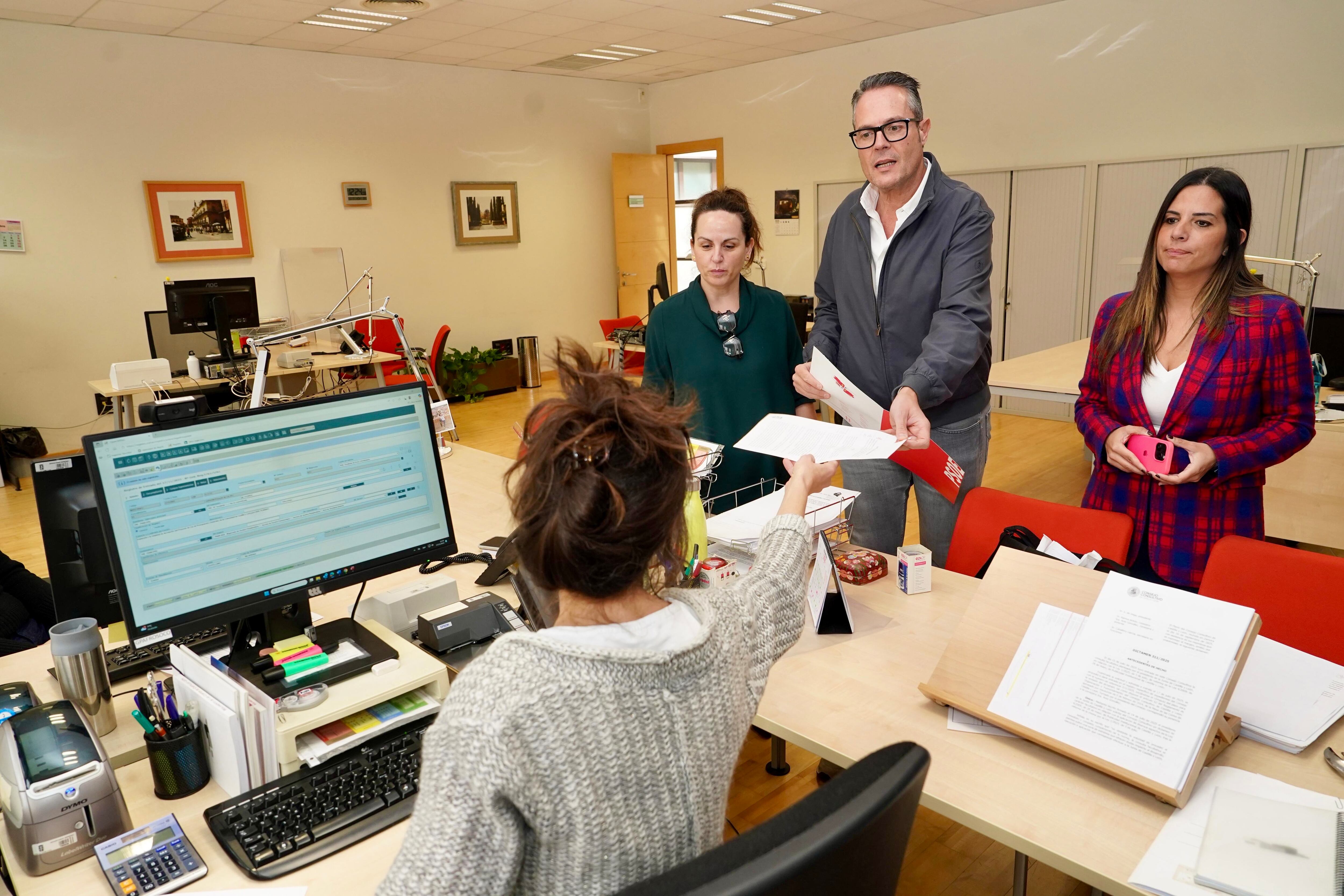 El secretario general del Grupo Parlamentario Socialista, Pedro Gonzalez, registra la enmienda a la totalidad en las Cortes