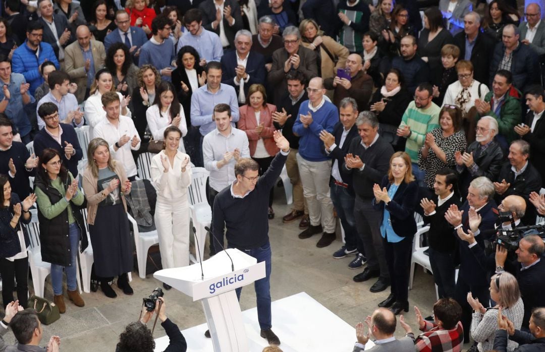 El presidente de la Xunta y líder del PPdeG, Alberto Núñez Feijóo (c) durante el acto que celebró el partido este sábado en un hotel de Santiago.