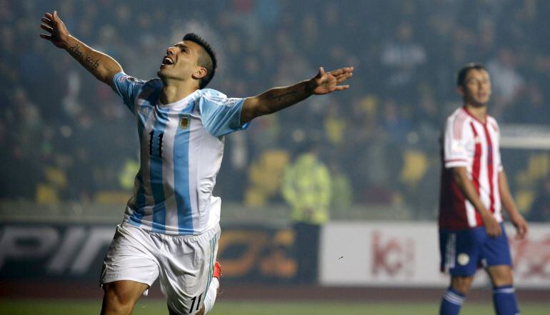 Sergio Aguero celebra un gol en la semifinal de la Copa América entre Argentina y Paraguay (6-1)